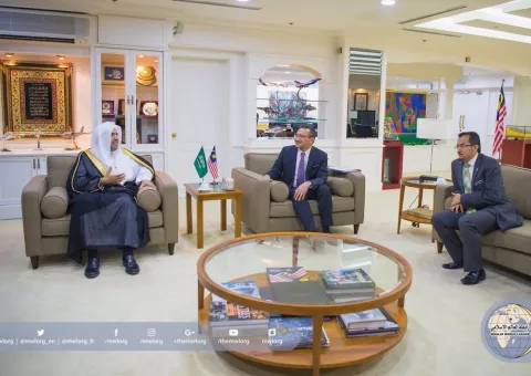 Le Ministre malaisien de la Défense recevant le SG à Kuala Lumpur. La rencontre porta sur les moyens de lutte contre l’idéologie terroriste.