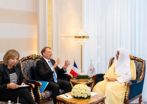 El Sheij Mohammed Al-Issa, Secretario General de la LMI, se reunió con el Sr. Ludovic Pouille, embajador de Francia ante el Reino de Arabia Saudita.