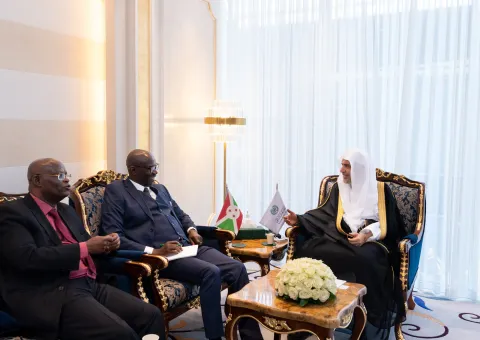 El Secretario General, Presidente de la Comisión de Ulemas, el Sheij Mohammed Al-Issa, recibió en Riad al enviado especial del Presidente de la República de Burundi