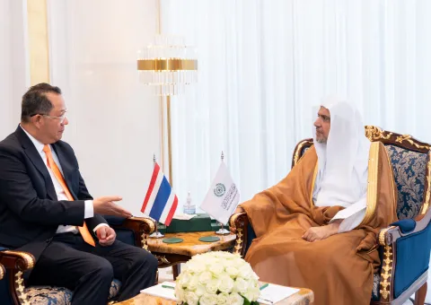 En Riad, el Sheij Mohammed Al-Issa, Secretario General de la Liga del Mundo Islámico, se reunió con el Sr. Darm Boontham, embajador de Tailandia en Arabia Saudita.