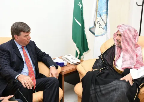 Le Secrétaire Général de la LIM recevant aujourd'hui dans son bureau de Jeddah le Consul américain au Royaume M. Matthias J. Mitman. 