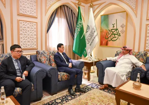 At the MWL's office in Jeddah, His Excellency Dr. Mohammed Al-Majdouie, Assistant to the Secretary-General for International Relations and Communication, welcomed Mr. Wang Qimin, Consul General of the People's Republic of China