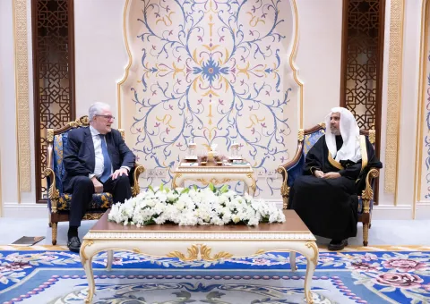 ‏استقبل معالي الأمين العام، رئيس هيئة علماء المسلمين، فضيلة الشيخ د.⁧‫#محمد_العيسى‬⁩ ⁦‪@MhmdAlissa‬⁩، في مكتبه بمكة المكرمة، وفدَ المجلس التنسيقي الأوروبي (آمال)، الذي يضمّ ممثّلين عن 21 دولة أوروبية، برئاسة عميد مسجد باريس الكبير، السيد شمس الدين حفيز. ‏وجرى خلال اللقاءِ مناقشةُ الموضوعات ذات الاهتمام المشترك، فيما نوَّه الوفدُ بجهود الرابطة في خدمة المجتمعات المسلمة في أوروبا بخاصة، وحول العالم عموماً، ومبادراتها الرائدة في تعزيز استقرارها وتعايشها في مجتمعاتها، ولا سيّما من خلال محاربةِ كلِّ أشكال خطاب ا