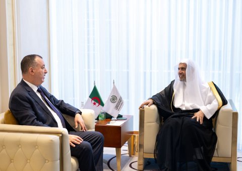 Le Secrétaire général, Président de l’Organisation des savants musulmans, cheikh Mohammed Al-Issa , a reçu aujourd’hui à Riyad l’Ambassadeur de la République algérienne démocratique et populaire auprès du Royaume d’Arabie saoudite, M. Chérif Walid.