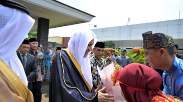 At the official invitation of the Republic of Indonesia, this evening, H.E. Sheikh Dr. Mohammed Al-Issa, arrived at Halim Perdanakusuma International Airport in Jakarta, the capital of Indonesia