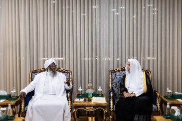 ‏استقبل معالي الأمين العام، رئيس هيئة علماء المسلمين، فضيلة الشيخ د.⁧‫محمد العيسى‬⁩ ⁦‪‬⁩، في مكتبه مساء اليوم، فضيلة كبير الأئمة، رئيس المجلس الأعلى للشؤون الإسلامية، رئيس مجلس العلماء بجمهورية إثيوبيا، الشيخ د.حاجي إبراهيم توفا. ‏واستعرضَ اللقاءُ الموضوعات ذات الاهتمام المشترك.