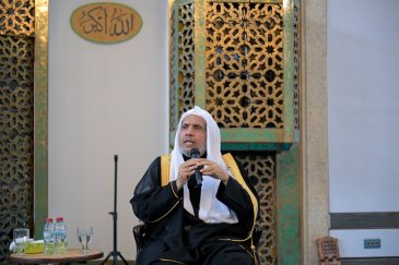 The Islamic Center in the British capital, London, hosted an extensive meeting between Mr. Secretary-General, President of the Association of Muslim Scholars, Mr. Dr. Sheikh Mohammed El-Eisi and Islamic leaders from across the United Kingdom.
