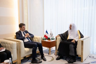 ‏التقى معالي الأمين العام، رئيس هيئة علماء المسلمين، فضيلة الشيخ د.⁧‫محمد العيسى‬⁩ ⁦‪‬⁩، في مكتبه بالرياض، ظهر اليوم، سعادةَ سفير الجمهورية الفرنسية لدى المملكة العربية السعودية، السيد باتريك ميزوناف. ‏وجرى خلال اللقاء مناقشةُ الموضوعات ذات الاهتمام المُشترَك.