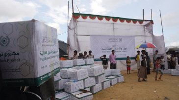 أنهَتْ رابطةُ العالم الإسلامي توزيعَ السلال الغذائية على النازحين قسرًا من "الروهينغا"، والتي توفّر الاحتياجات الغذائية الأساسية لآلاف المستفيدين