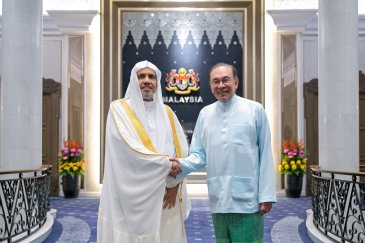 Yang Mulia Perdana Menteri Malaysia, Dato’ Seri Anwar Ibrahim, menerima kunjungan Yang Mulia Sekretaris Jenderal LMD, Ketua Organisasi Ulama Muslim, Syekh Dr. Mohammed Alissa, di Kompleks Perdana Putra