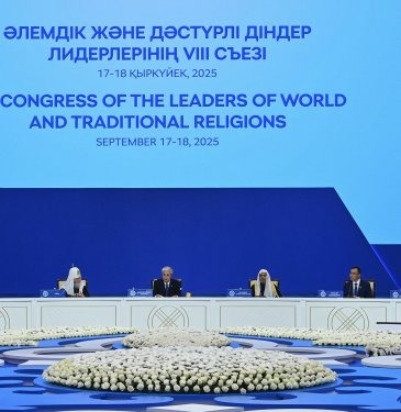 Yang Mulia Sekretaris Jenderal LMD, Ketua Organisasi Ulama Muslim, Syekh Dr. Mohammed Alissa , bersama dengan Yang Mulia Presiden Kazakhstan