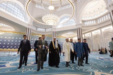 Salah satu masjid terbesar di dunia, dan yang terbesar di "Asia Tengah", dengan kapasitas hingga sekitar 300 ribu jamaah termasuk pelatarannya..