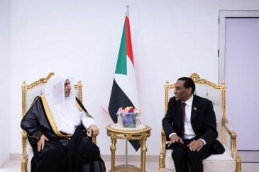 رئيس الوزراء السوداني يستقبل الأمين العام لرابطة العالم الإسلامي  عقَد الجانبان جلسةَ مباحثات رسمية حول دور العلماء في بيان الحق الشرعي وتعزيز الوعي الديني والأمن المجتمعي  بورتْ سودان: استقبل دولةُ رئيس الوزراء بجمهورية السودان، البروفيسور كامل إدريس، معاليَ الأمين العام لرابطة العالم الإسلامي، رئيس هيئة علماء المسلمين، فضيلة الشيخ الدكتور محمد العيسى؛ الذي وصل إلى السودان في زيارة رسمية على رأس وفد من رابطة العالم الإسلامي.  وعقَد دولة رئيس الوزراء ومعالي الأمين العام للرابطة، جلسةَ مباحثات رسمية، بحضور أ