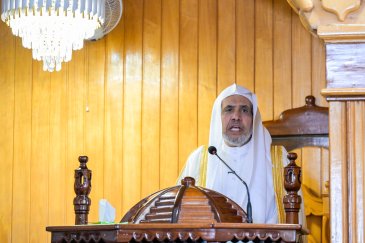 معالي الأمين العام، رئيس هيئة علماء المسلمين، فضيلة الشيخ د.⁧‫محمد العيسى‬⁩ ‬⁩، يخطُب في المصلين ويؤمّهم في العاصمة الرواندية "كيغالي"، متناولًا عددًا من الموضوعات الإسلامية المُعاصرة، ومهنِّئًا بحلول شهر رمضان المبارك