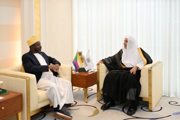 جناب دبیرکل، رئیس انجمن علمای مسلمان، آقای دکتر شیخ محمد العیسی، امروز ظهر در دفتر خود، سفیر جمهوری متحد کومور در مملكت عربستان سعودی