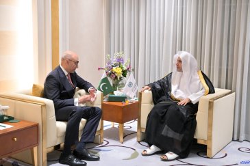 استقبل معالي الأمين العام، رئيس هيئة علماء المسلمين، فضيلة الشيخ د.⁧‫محمد العيسى‬⁩ ⁦‬⁩، في مكتبِه، مساءَ اليوم، سعادةَ سفير جمهورية باكستان الإسلامية، السيد أحمد فاروق