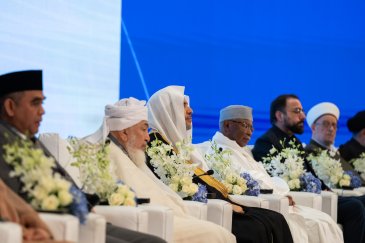 صدر، امارات کونسل برائے شرعی فتاوی جات، رکن، سپریم کونسل رابطہ، اور اسلامی فقہ اکیڈمی کے رکن، عزت مآب شیخ عبد اللہ بن الشیخ المحفوظ بن بیہ، اسلامی مکاتب فکر کے درمیان_پل کانفرنس کے دوسرے ایڈیشن کے افتتاحی اجلاس سے خطاب کرتے ہوئے: