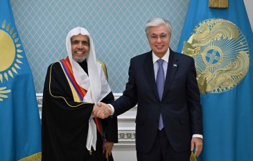 El Sr. Kassym-Jomart Tokáyev, Presidente de la República de Kazajistán, recibió en el palacio presidencial de la capital, Astaná, al Secretario General de la Liga del Mundo Islámico, Presidente del Consejo de Ulemas, el Sheij Mohammed Al-Issa.