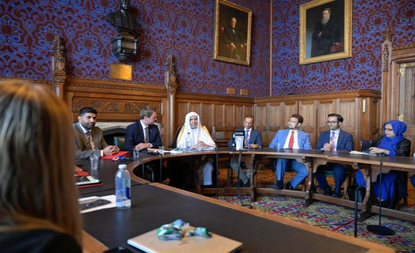 El presidente y los responsables del Parlamento británico rinden homenaje al Secretario General de la Liga del Mundo Islámico