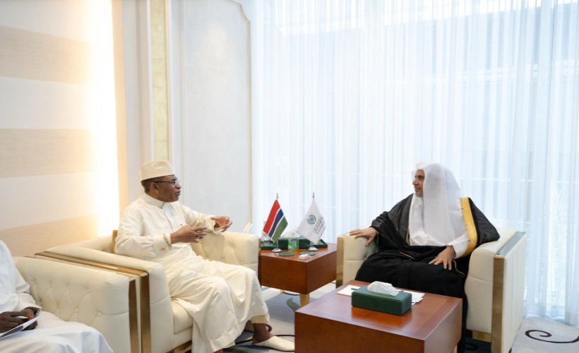 El Secretario General, Presidente de la Comisión de Ulemas, el Sheij Mohammed Alissa, recibió al Embajador de la República de Gambia ante el Reino de Arabia Saudita, Sr. Omar Gibril Sallah, con motivo del final de su misión.