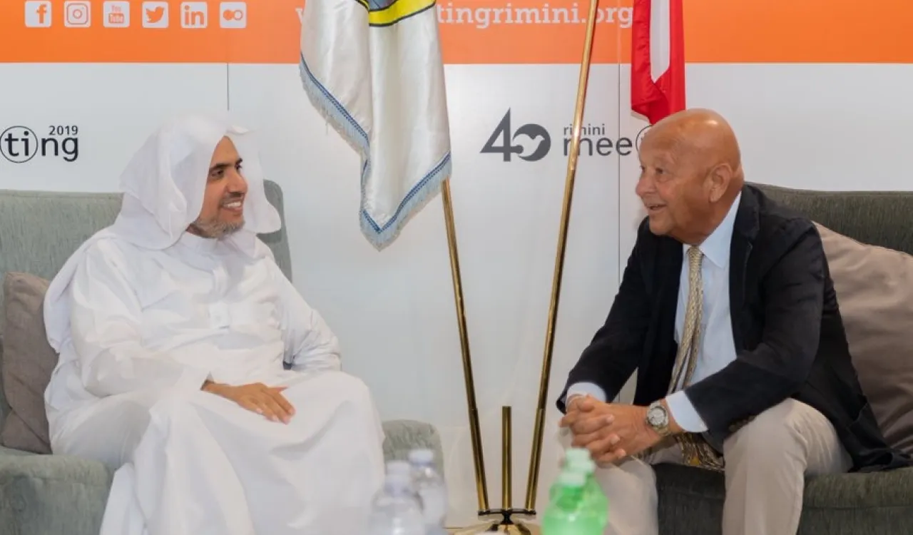 Le D.Mohammad Alissa s’est réuni avec le président du Forum mondial de Rimini qui compte un million de visiteurs, qui a loué la participation de la Ligue Islamique Mondiale qui est la première participation représentative du monde musulman depuis 40 ans.