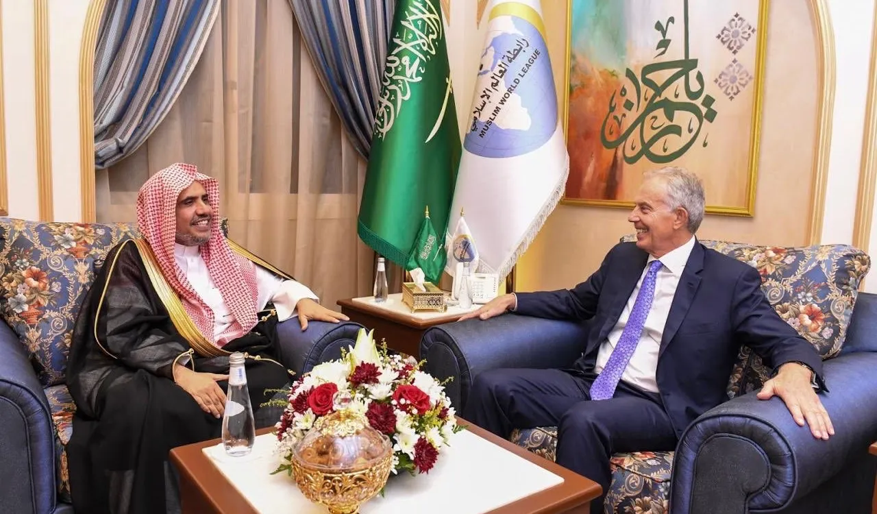 Le D. Mohammad Alissa a rencontré à Jeddah l’ancien Premier Ministre anglais Tony Blair pour discuter de la collaboration de la LIM avec «l’Institution Tony Blair pour changer le monde» pour l’éthique humaine commune et la lutte contre la pauvreté l’ignorance et la maladie.