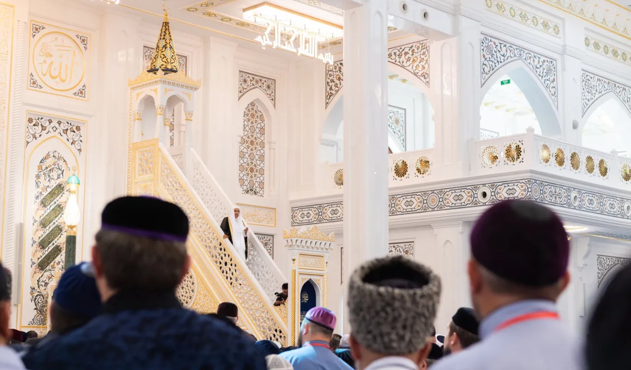 Le Président tchétchène Ramzan Kadyrov demande au D.Mohammad Alissa de faire le sermon du Vendredi dans la plus grande mosquée d’Europe après son inauguration officielle en présence de rois, de présidents de pays musulmans de savants et de ministres.