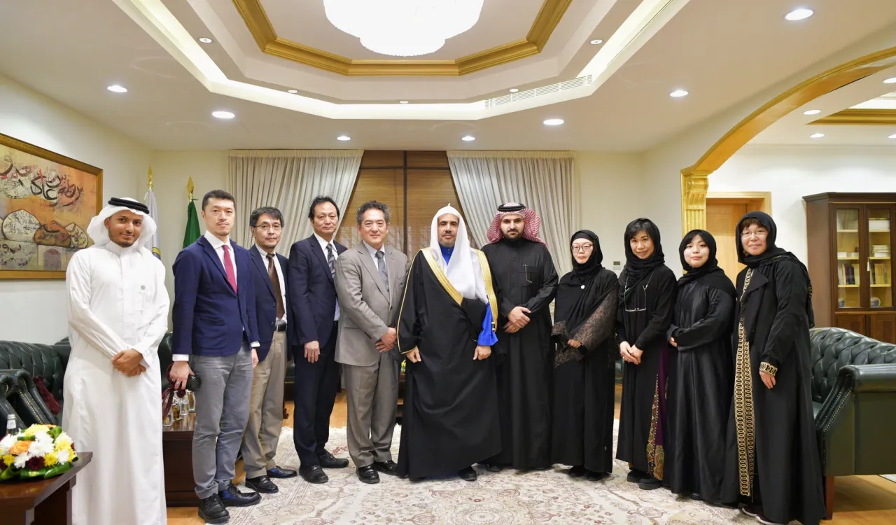 معالي أمين عام ⁧رابطة العالم الإسلامي⁩ الشيخ د. ⁧محمد العيسى⁩ يستقبل في مكتبه ظهر اليوم وفداً من كبار الأكاديميين اليابانيين المعنيين بالدراسات الشرقية برئاسة البروفيسور هيروشي ناواتا.