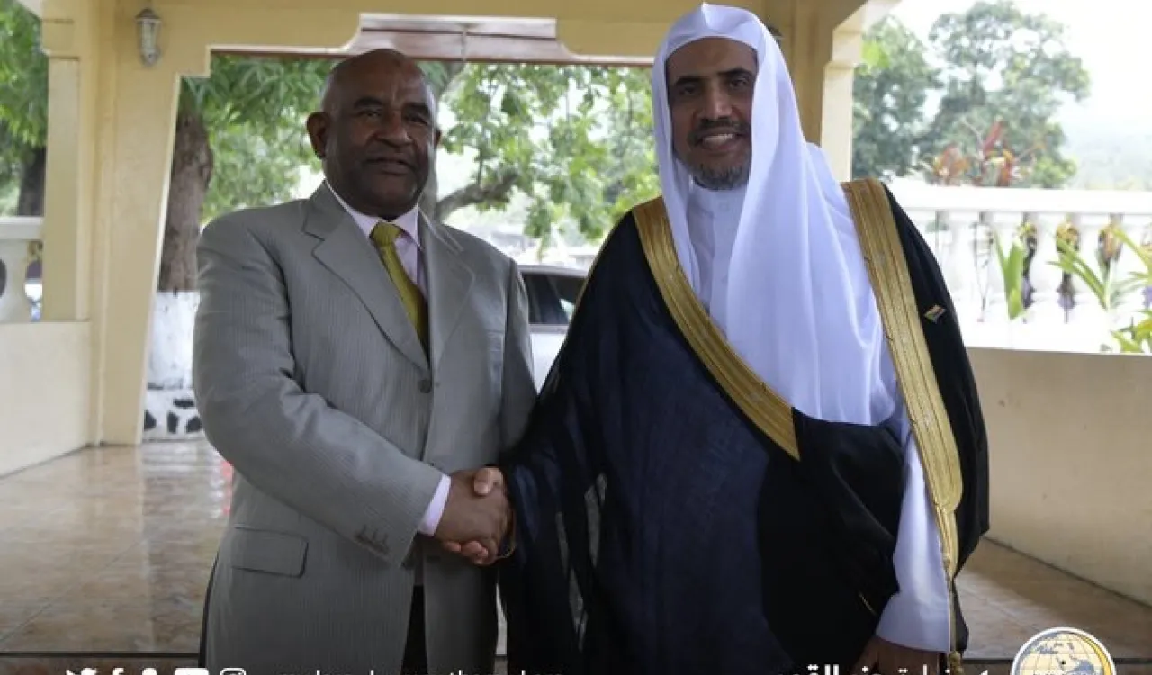 ‏فخامة رئيس ⁧جزر القمر⁩ السيد غزالي عثمان يستقبل معالي أمين عام ⁧رابطة العالم الإسلامي⁩ الشيخ د. ⁧محمد العيسى⁩، في مقر القصر الرئاسي بالعاصمة القمرية ⁧موروني⁩، حيث أشاد فخامته بالدور الكبير للرابطة والآمال المعقودة عليها عالمياً باعتبارها مظلة الشعوب الإسلامية من قبلتهم ⁧مكة المكرمة⁩.