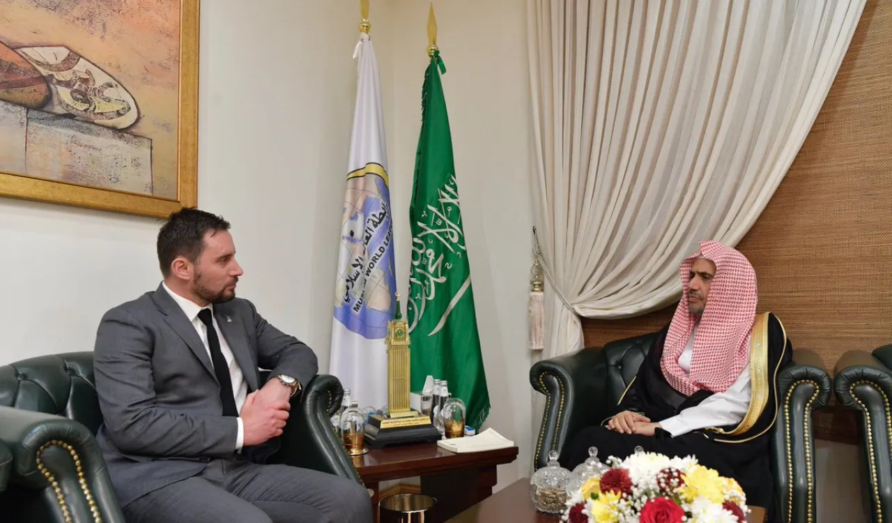 معالي الشيخ د.محمد العيسى مستقبلاً مساء اليوم سعادة سفير نيوزيلاندا لدى المملكة العربية السعودية السيد جيمس مونرو