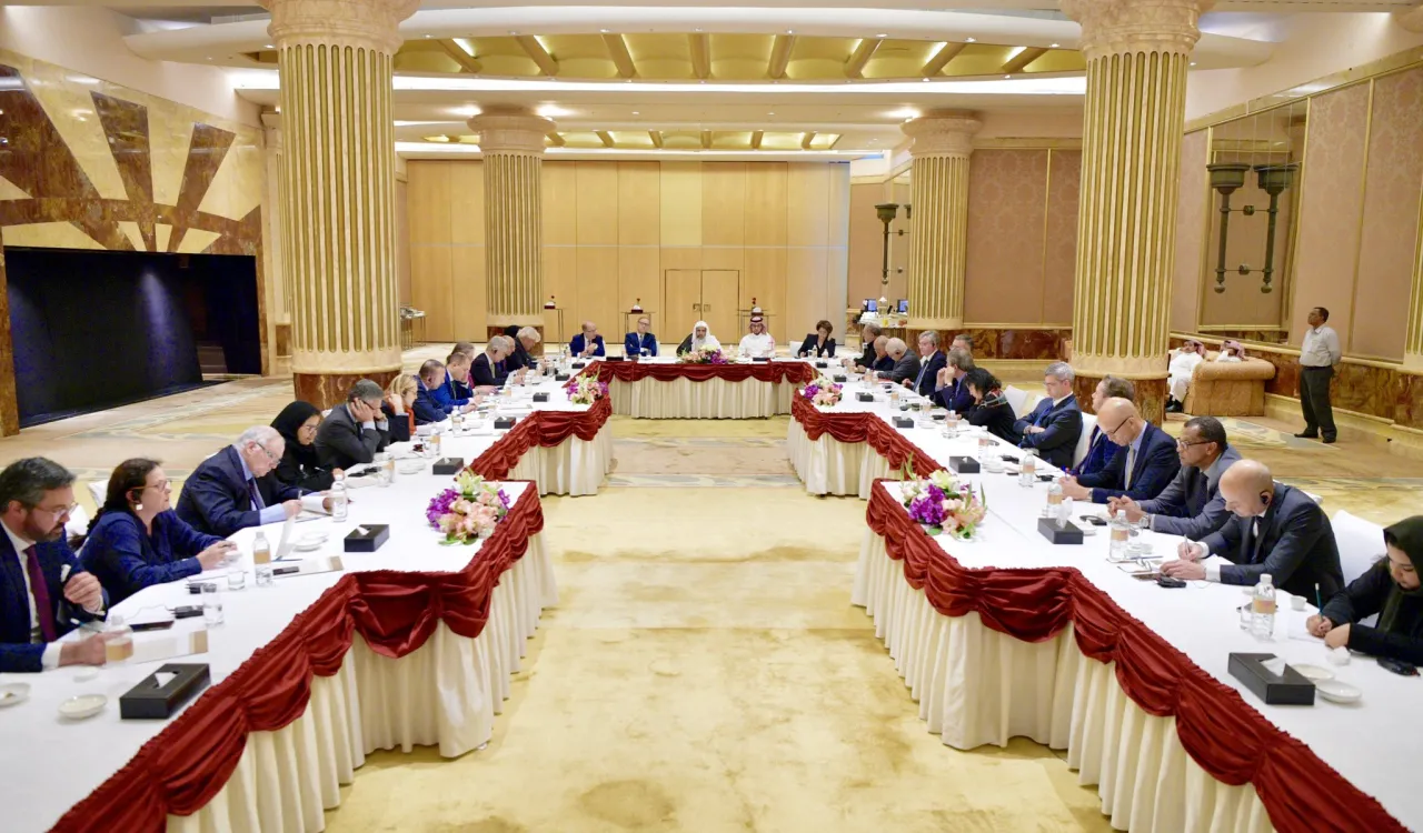 التقى معالي الشيخ د.محمد العيسى في الرياض بوفد فرنسي رفيع يضم وزراء وأكاديميين وألقى فيهم محاضرة تطرق فيها إلى أهمية احترام الخصوصية الدينية وتعزيزها للوئام والسلام