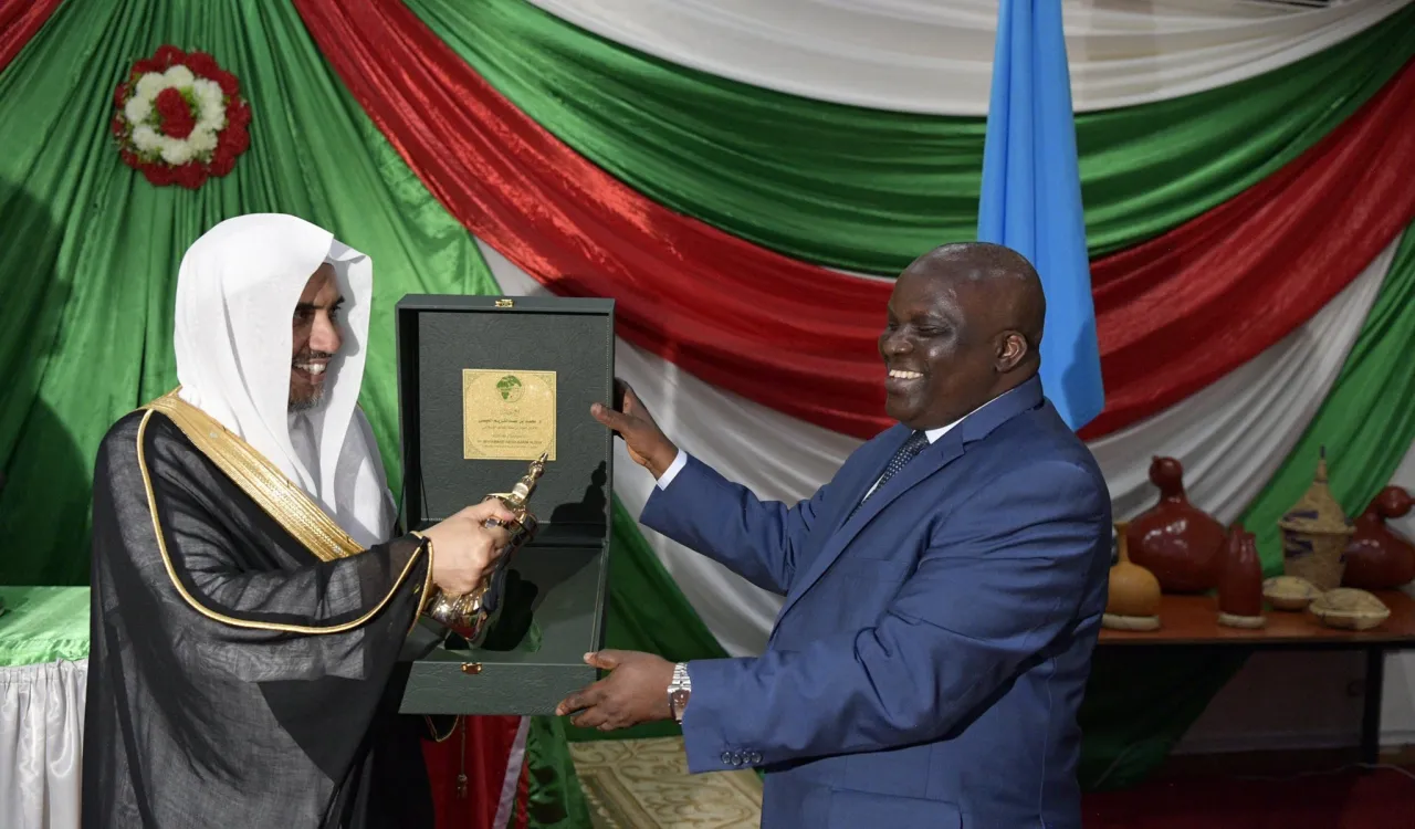 ‏معالي الأمين العام الشيخ د.محمد العيسى⁩ يلتقي ضمن جولته الأفريقية معالي رئيس ⁧البرلمان⁩ في جمهورية ⁧بوروندي⁩، حيث ثمّن معاليه مبادرات وفعاليات ⁧الرابطة⁩ الدولية لدعم الوئام و ⁧السلام⁩ في دول التعدد الديني والإثني، كما تبادلا الهدايا التذكارية.