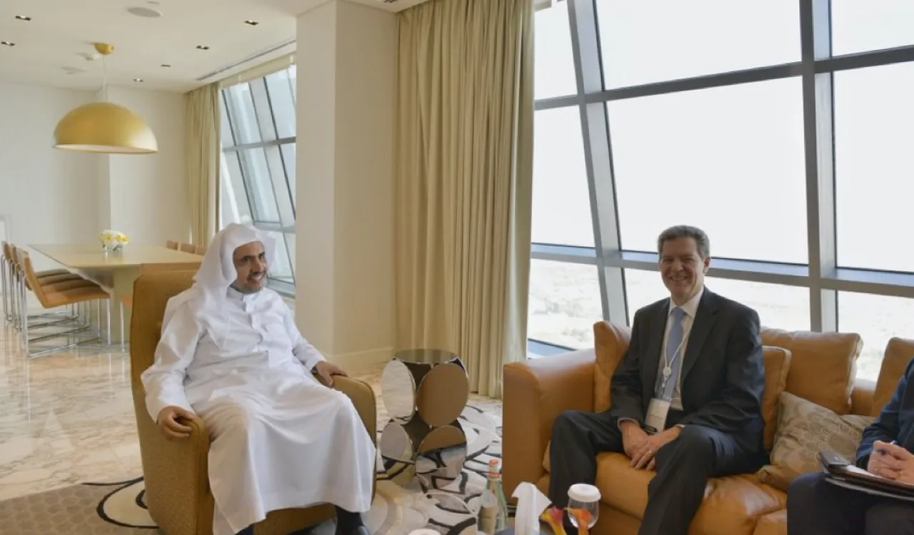 معالي الأمين العام الشيخ د. ⁧محمد العيسى⁩ مستقبلاً مساء أمس سفير ⁧الولايات المتحدة⁩ للحريات الدينية معالي السيد سام براونباك حيث تم بحث عدد من الموضوعات ولاسيما ماتتعرض له بعض الأقليات الإسلامية في بعض الدول من تمييز وحرمان وإساءة واضطهاد وقد شكر د. العيسى معاليه على مواقفه حيالها.