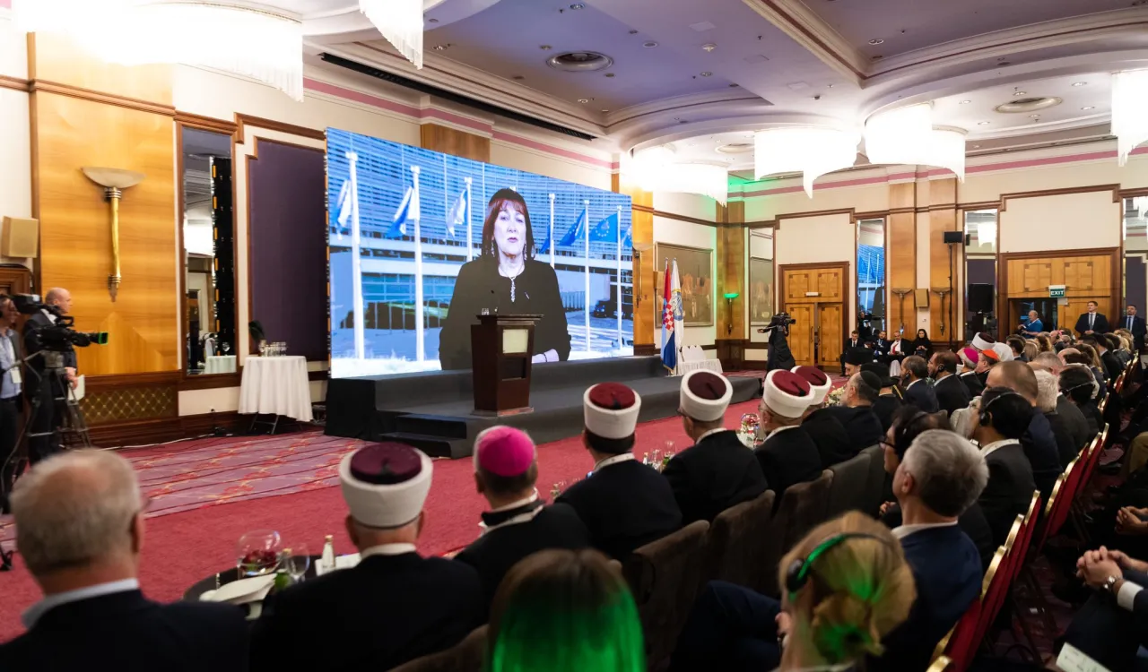 لجنة المفوضية الأوروبية تخاطب مؤتمر رابطة العالم الإسلامي في زغرب