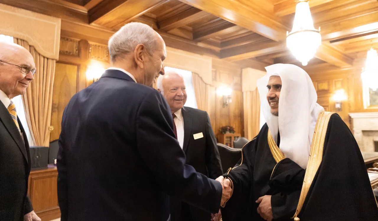 Sur invitation officielle le D.Mohammad Alissa a visité le siège principal des mormons à Utah où il a rencontré leur responsable pour un dialogue autour des ponts relationnels  entre les adeptes des religions des cultures pour  la paix l’harmonie.
