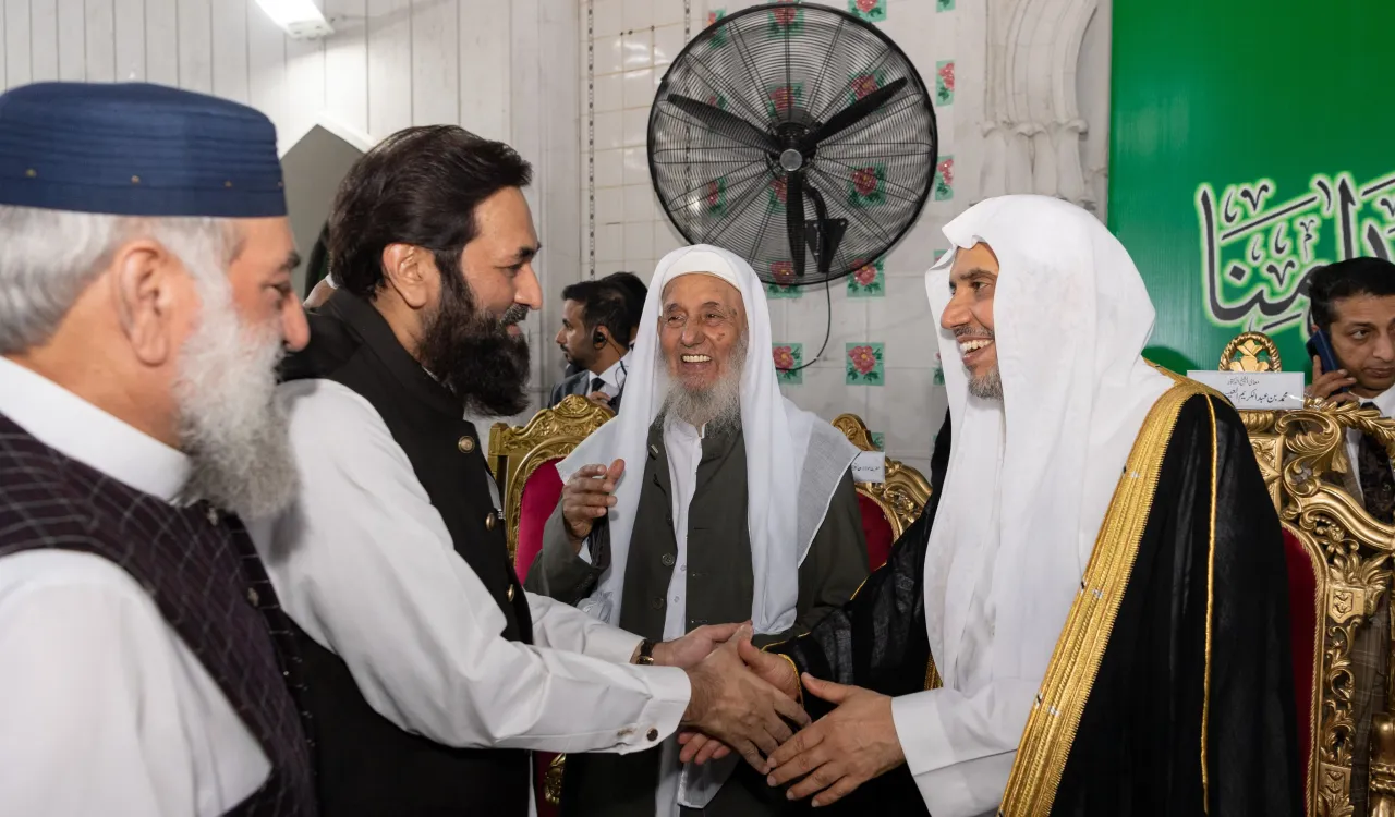 بحضور رئيس الجامعة، وحاكم إقليم البنجاب، والأكاديميين والطلاب: الأمين العام، رئيس هيئة علماء المسلمين، الشيخ د.محمد العيسى يحاضر في الجامعة الأشرفية بلاهور.