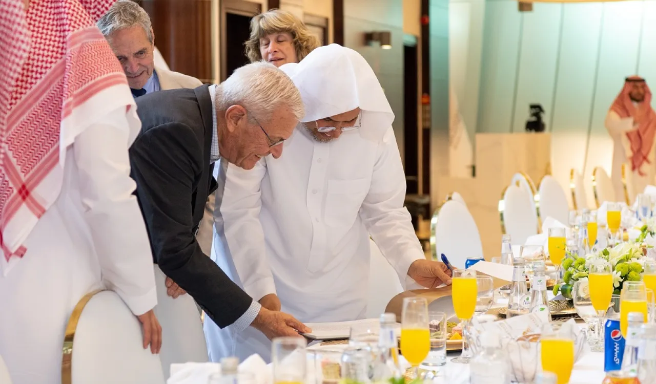 التقى الشيخ د.محمد العيسى في مكتبه بالرياض رئيس معهد واشنطن السيد روبرت ساتلوف وعدداً من أعضائه رفيعي المستوى