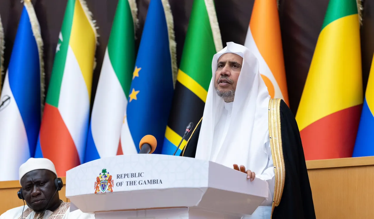 جلالتمآب دبیرکل شیخ دکتر محمد آل عیسی "کنفرانس تاریخی علمای مسلمان در آفریقا" را در بانجول افتتاح کرد.