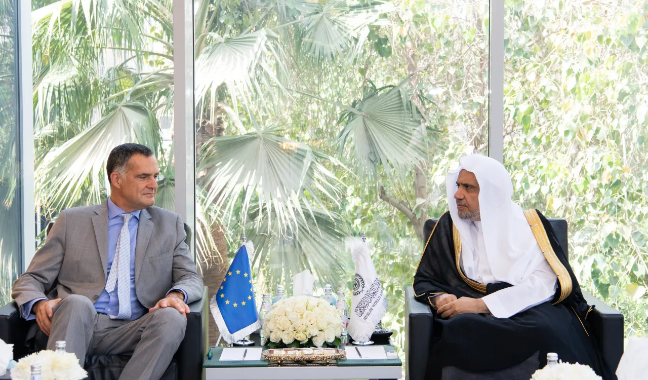 جناب دبیر کل، و رئیس انجمن علمای مسلمان، آقای شیخ دکتر محمد العیسی، در دفتر خود در ریاض با جناب کریستف وارنو سفیر اتحادیه اروپا در مملکت عربستان سعودی دیدار نمود.