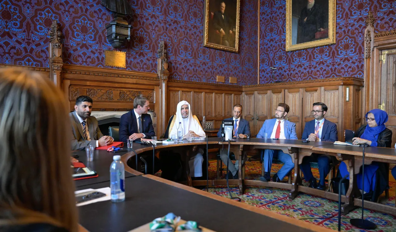 اسلامی دینی قیادت کے ساتھ اپنی نوعیت کی پہلی ملاقات:  برطانوی پارلیمنٹ کے اسپیکر اور اعلیٰ قیادت کا سیکرٹری جنرل رابطہ عالم اسلامی  کا خیر مقدم