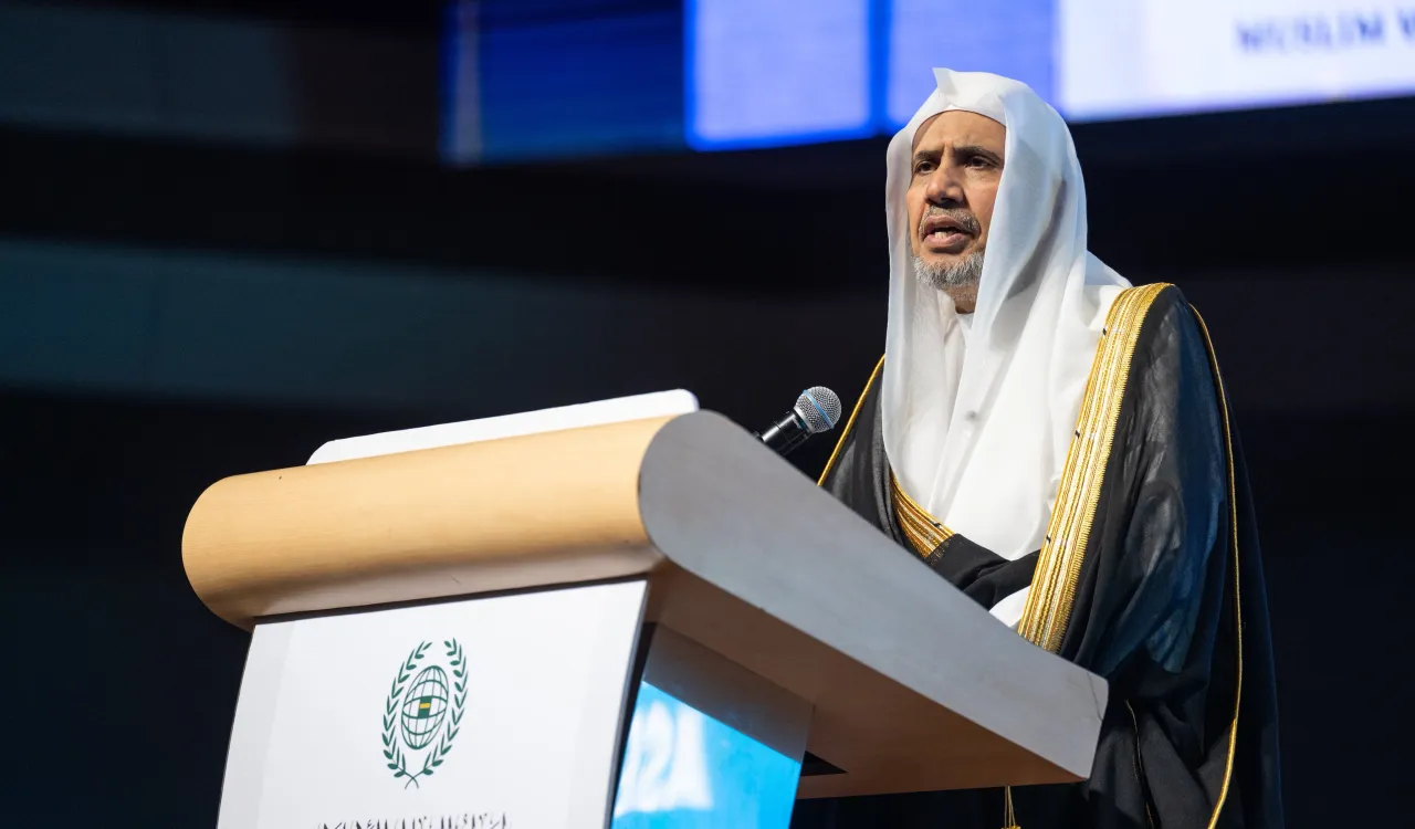 The Muslim World League concluded the Forum with the graduation of the first cohort of the “Qur’anic Ijazah Authentication Certificate Program,” which comprised a distinguished group of male and female memorizers of the Holy Qur’an who received Ijazah with the continuous chain of transmission extending back to the Imams of Qur’anic recitation