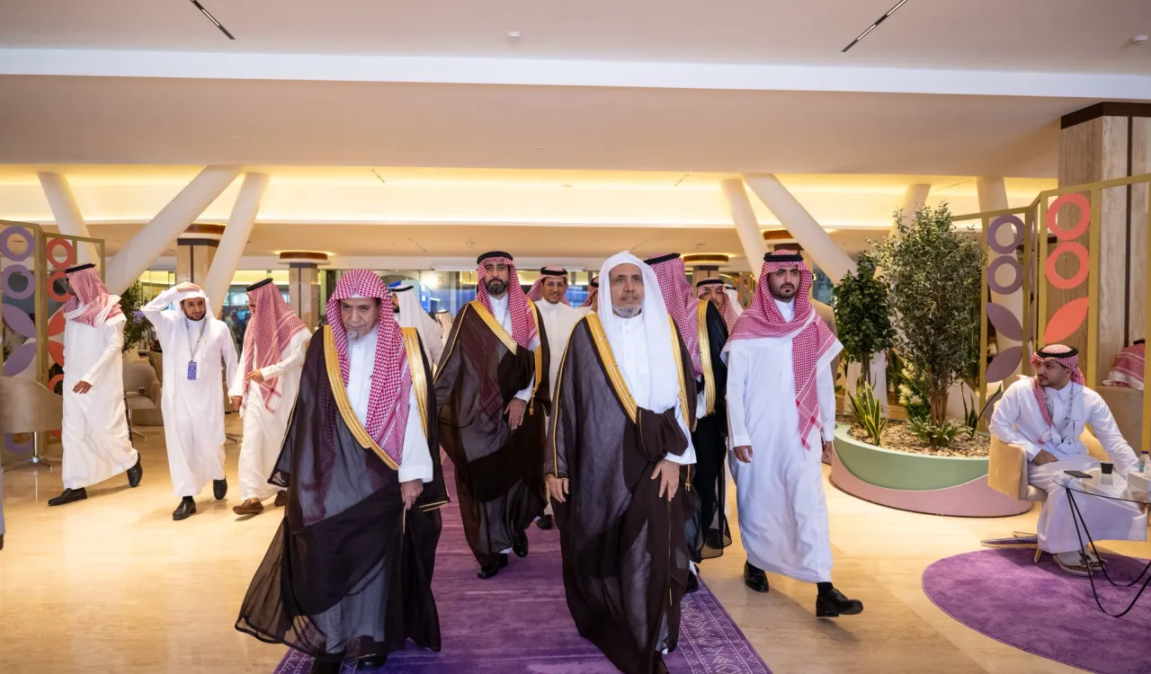 ‏لقطاتٌ من زيارة معالي الأمين العام، رئيس هيئة علماء المسلمين، عضو اللجنة الإشرافية العُليا لمشروع تاريخ الحج والحرمين الشريفين، فضيلة الشيخ د.⁧‫ محمد العيسى‬⁩ ⁦‪‬⁩، لجناح ⁧‫دارة الملك عبدالعزيز‬⁩، في سياق تدشين: "ملتقى تاريخ الحج والحرمين الشريفين"، المنظم من الدارة.