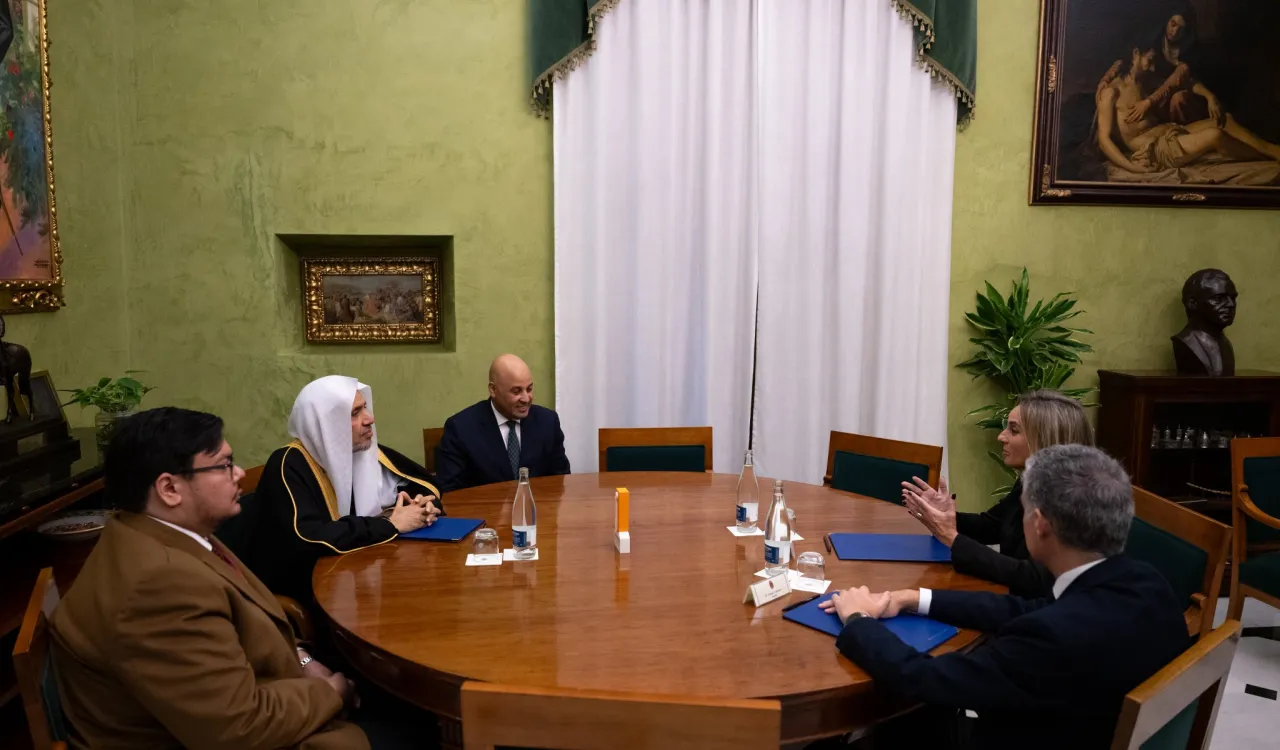 جناب دبیرکل، رئیس انجمن علمای مسلمان، اقاي دکتر شيخ محمد العیسی ، با شهردار شهر گرانادا، خانم ماریا فرانسیسکا کارازو ویلالونگا دیدار کرد، و این دیدار در مقر شهرداری برگزار شد