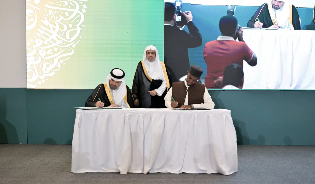 ‏شهد معالي الأمين العام، رئيس هيئة علماء المسلمين، فضيلة الشيخ د.⁧‫محمد العيسى‬⁩‬⁩ توقيعَ مذكرة تفاهم بين رابطة العالم الإسلامي والمجلس الأعلى للشؤون الإسلامية في رواندا؛ لتفعيل وثيقة مكة المكرمة وخدمة اللغة العربية، كما جرى توقيع مذكرة تفاهم مع وزارةِ الشؤون الاجتماعية؛ لدعم مشروع ترميم بيوت الأرامل، بحضور قياداتٍ من رابطة العالم الإسلامي، وشخصيات وزارية من جمهورية رواندا.