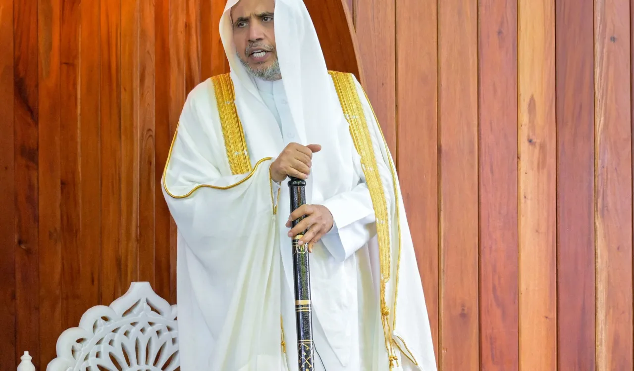 امروز از فراز منبر مسجد جامع الرحمن در شهر اوکلند و پس از افتتاح رسمی این مسجد:  جناب آقای دکتر شیخ محمد العیسی   ، دبیرکل سازمان همبستگی جهان اسلام ورئیس انجمن علمای مسلمان، خطبه نماز جمعه را ایراد کرد وامامت نمازگزاران را بر عهده داشت.