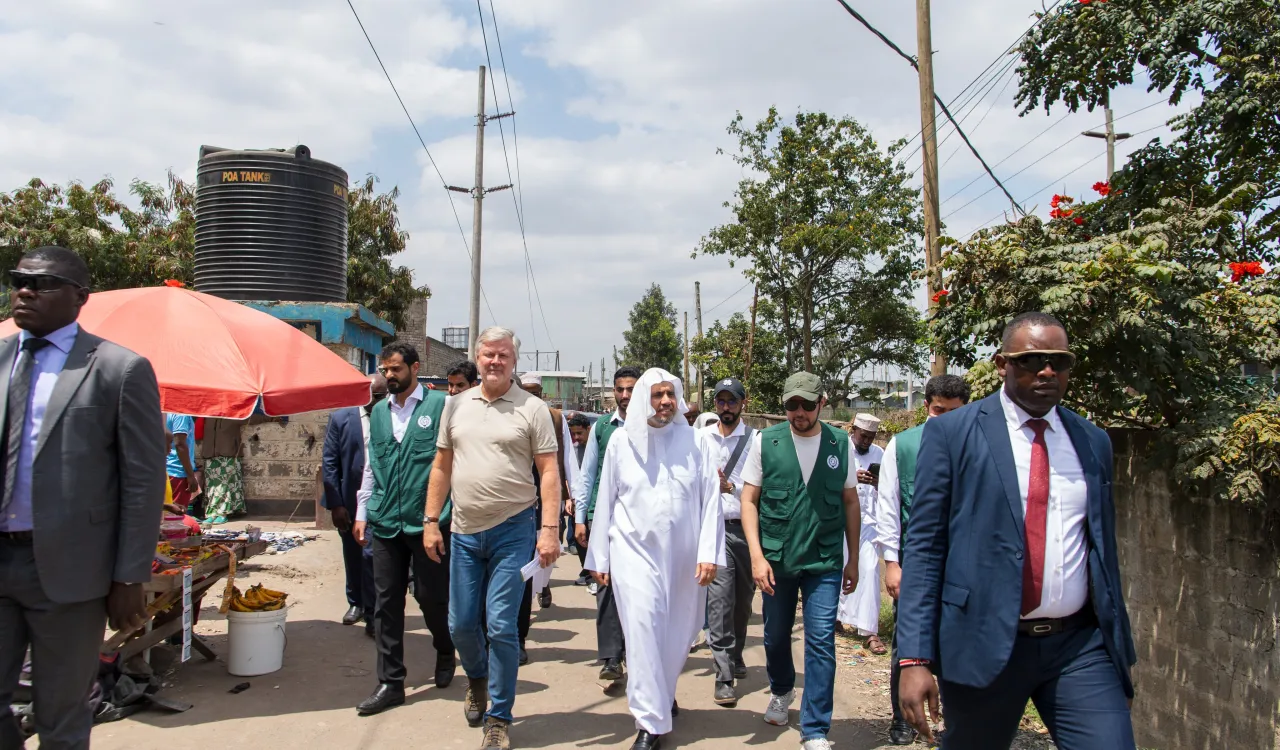 آقای دکتر شیخ محمد العیسی، دبیر کل سازمان همبستگی جهان اسلام و رئیس انجمن علمای مسلمان، با حضور مسئولان دولتی، رهبران سازمان‌های بین‌المللی و جامعه مدنی، از پروژه توسعه مناطق فقیرنشین که تحت نظارت سازمان همبستگی جهان اسلام در کنیا اجرا می‌شود، بازدید کرد.