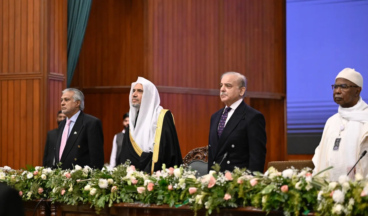 دولة رئيس وزراء جمهورية باكستان الإسلامية، السيد محمد شهباز شريف، خلال رعايته مؤتمر إطلاق مبادرة رابطة العالم الإسلامي: ⁧‫مبادرة تعليم الفتيات ‬⁩ في المجتمعات المسلمة من العاصمة الباكستانية "إسلام آباد"