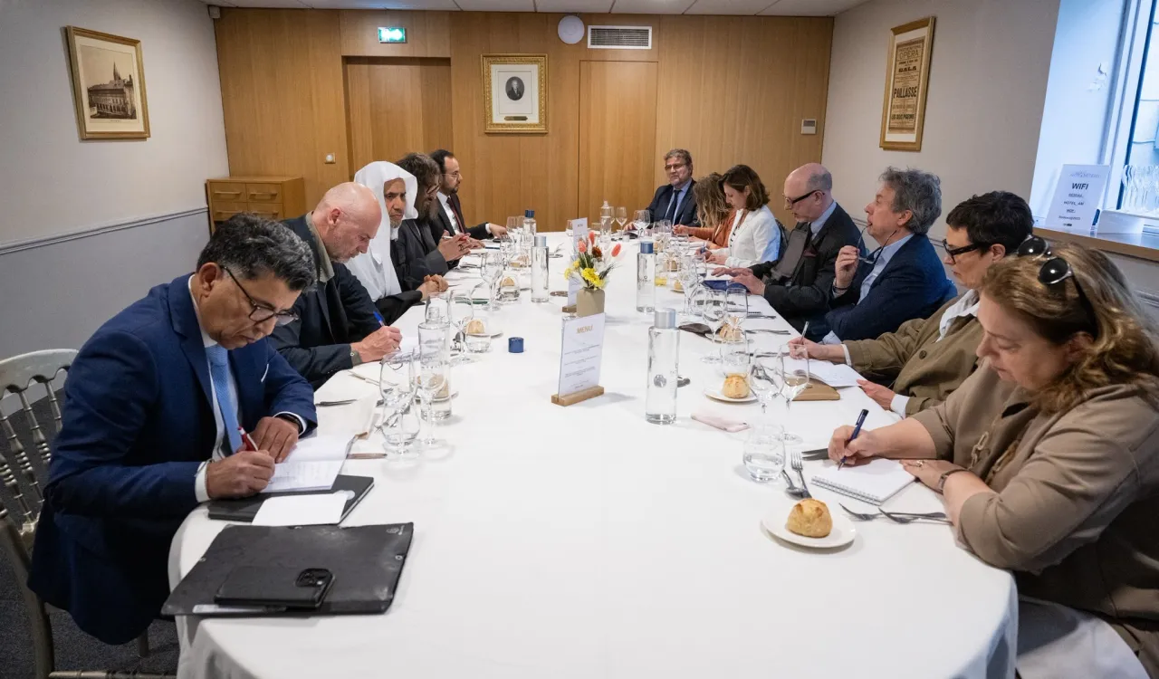 His Excellency Sheikh Dr. Mohammed Al-Issa, in a dialogue with representatives from the press, news agencies, and French radio, and in the presence of international correspondents, addressed several intellectual issues