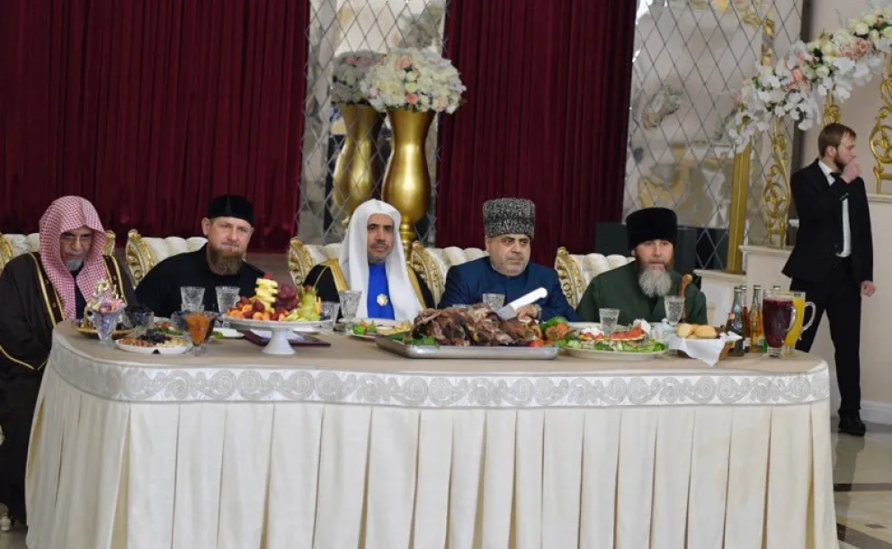 رابطہ عالم اسلامی کی ماسکو میں کانفرنس اور گروزنی میں اس کےاختتامی تقریب کی تصویری جھلکیاں۔پہلی تصویر میں چیچینیا کے صدر محترم رمضان قادیروف اپنے مہمانوں کی ضیافت کرتے ہوئے نظر آرہے ہیں۔