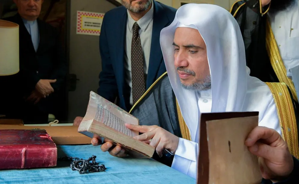 رابطہ عالم اسلامی اسلامی تمدن کی عظمت  اور اس کی زبان، تہذیب اور اقدار کی خوبصورتی کو آشکارا کرنے کے لئے دنیا بھر میں ان شعبوں میں موجود معروف جامعات اور ادارہ جات  کے ساتھ میوزیم